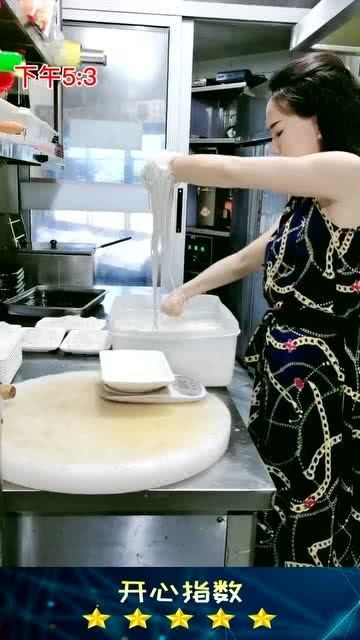 白天廠里文員,晚上夜宵店服務員